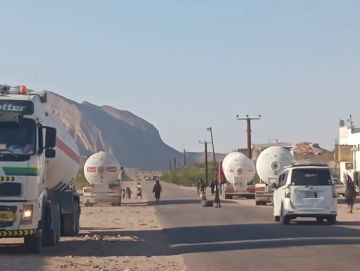 شبوة.. محتجون يقطعون الطريق الدولي احتجاجا على استمرار اعتقال القميشي شبوة.. محتجون يقطعون الطريق الدولي احتجاجا على استمرار اعتقال القميشي