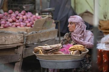 استمرار إضراب المخابز في تعز يدفع الأهالي إلى دعم الخبز المنزلي الذي تصنعه النساء