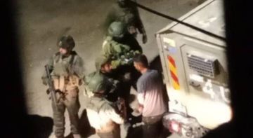 العدو الصهيوني يعتقل عشرة فلسطينيين بالضفة الغربية المحتلة