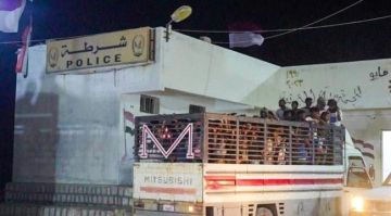 شرطة شحن تضبط شبكات تهريب المهاجرين وترحل أكثر من 400 شخص بالمهرة شرطة شحن تضبط شبكات تهريب المهاجرين وترحل أكثر من 400 شخص بالمهرة