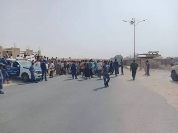 احتجاجات للصيادين في حضرموت بسبب طرق الصيد المدمرة للثروة السمكية احتجاجات للصيادين في حضرموت بسبب طرق الصيد المدمرة للثروة السمكية