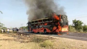 احتراق حافلة في الهند يودي بحياة 20 شخصا