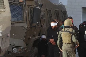 العدو الصهيوني يشن حملة اعتقالات في الضفة الغربية العدو الصهيوني يشن حملة اعتقالات في الضفة الغربية