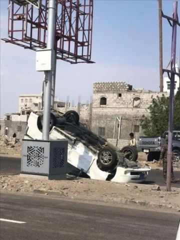 انقلاب مركبة فوكسي قرب جزيرة العمال في عدن يصيب عددا من الركاب انقلاب مركبة فوكسي قرب جزيرة العمال في عدن يصيب عددا من الركاب