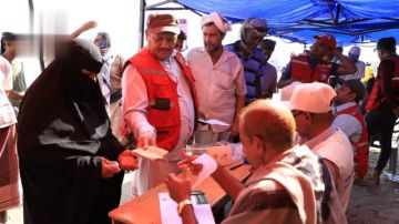 تدشين مشروع المساعدات النقدية لـ 800 حالة فقيرة في جزيرة كمران تدشين مشروع المساعدات النقدية لـ 800 حالة فقيرة في جزيرة كمران