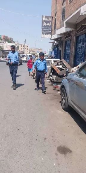  شوارع تعز تتنفس من جديد: حملة نظافة تزيل العوائق وتكسب رضا المواطنين 