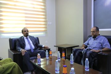 محافظ حضرموت الأستاذ مبخوت بن ماضي يبحث مع رئيس الغرفة التجارية الأوضاع التموينية وسبل تعزيز الاستثمار للدفع بعجلة التنمية  محافظ حضرموت الأستاذ مبخوت بن ماضي يبحث مع رئيس الغرفة التجارية الأوضاع التموينية وسبل تعزيز الاستثمار للدفع بعجلة التنمية