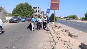 مدير عام خورمكسر يتفقد العمل في مشروع إعادة تأهيل جانب من بردورات الجزيرة الوسطية بساحل أبين