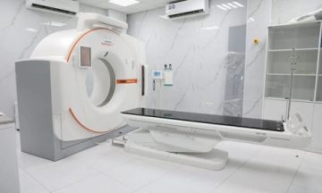 تعطل جهاز العلاج الإشعاعي في المكلا يهدد حياة مرضى السرطان.. وقطعة الغيار عالقة في مسقط منذ 16 يوما