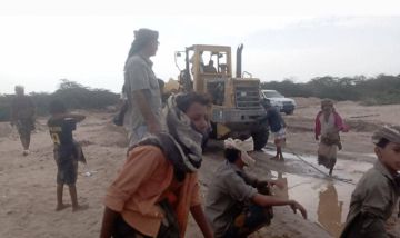 مدير عام مديرية أحور يتفقد أعمال فتح الخط في وادي أحور بعد السيول مدير عام مديرية أحور يتفقد أعمال فتح الخط في وادي أحور بعد السيول