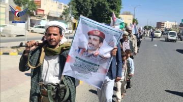 وقفة مسلحة ومسير لخريجي دفعة الشهيد الغماري بمديرية ريف البيضاء وقفة مسلحة ومسير لخريجي دفعة الشهيد الغماري بمديرية ريف البيضاء