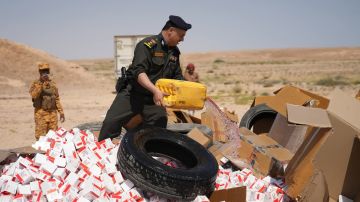 إتلاف كميات كبيرة من الأدوية المهربة والحشيش والخمور في المهرة