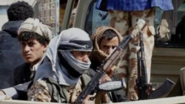 انشقاق شيخ قبلي يفضح هشاشة الحوثيين.. مداهمات هستيرية تكشف رعب الجماعة انشقاق شيخ قبلي يفضح هشاشة الحوثيين.. مداهمات هستيرية تكشف رعب الجماعة