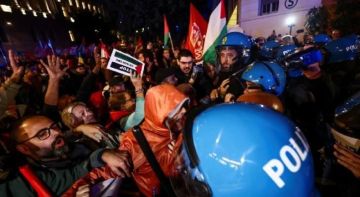 قوات الامن الإيطالية تقمع مظاهرة داعمة للقضية الفلسطينية قوات الامن الإيطالية تقمع مظاهرة داعمة للقضية الفلسطينية
