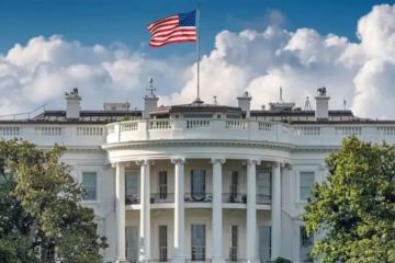 البيت الأبيض يبدأ تسريح الموظفين الفيدراليين وسط استمرار الإغلاق الحكومي