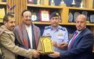 أمين العاصمة يكرم مدير مرور الأمانة بدرع التميز لجهوده في تنظيم الحركة المرورية - ye