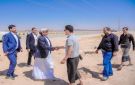 محافظ شبوة يتفقد سير مشروع تأهيل المدخل الغربي لمدينة عتق - ye