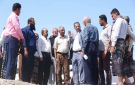 محافظ أبين يتفقد العمل في مشروع الطاقة الشمسية الممول من دولة الإمارات - ye