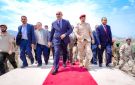 صور - الرئيس الزبيدي يضع إكليلا من الزهور على نصب الشهيد لبوزة ويزور منصة الشهداء في ردفان - ye