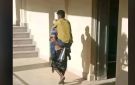 صورة مؤثرة .. أب يحمل ابنه المعاق على ظهره يوميا ليمكنه من مواصلة تعليمه في جامعة تعز - ye
