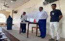 عميد كلية العلوم باسردة يزور طلاب السنة التحضيرية ويشيد بالطلاب (الصم) من مؤسسة رموز - ye