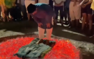 رجال في إندونيسيا يفرشون سجادة على الجمر ويصلون عليها - ye
