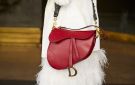 حقيبة (Dior Saddle).. قطعة أيقونية تعيد سحر الألفية وتمنحك شعورا بالتفرد