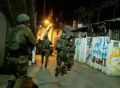 العدو الإسرائيلي يقتحم قرية الولجة في بيت لحم.. ويعتقل فلسطينيا ويصيب آخرين بالاختناق في بيت أمر