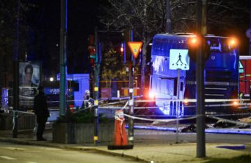 قتلى ومصابون في حادث اصطدام حافلة بمحطة انتظار وسط ستوكهولم قتلى ومصابون في حادث اصطدام حافلة بمحطة انتظار وسط ستوكهولم