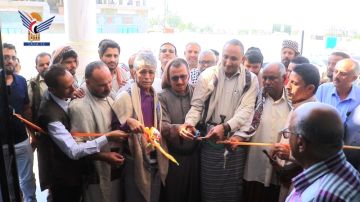 محافظ الحديدة والقائم بأعمال رئيس مصلحة الضرائب والجمارك يفتتحان المجمع الضريبي الجديد بالمحافظة