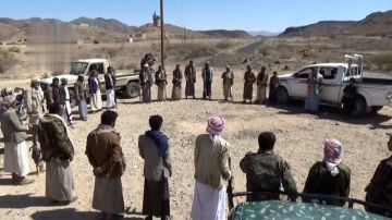 وقفة مسلحة لأبناء وادي حباب في مأرب وفاء للشهداء وتأكيدا على الجهوزية وقفة مسلحة لأبناء وادي حباب في مأرب وفاء للشهداء وتأكيدا على الجهوزية