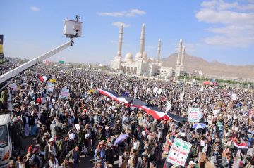 حشود غفيرة تتدفق على ميدان السبعين إحياء لذكرى الـ ٣٠ من نوفمبر حشود غفيرة تتدفق على ميدان السبعين إحياء لذكرى الـ ٣٠ من نوفمبر