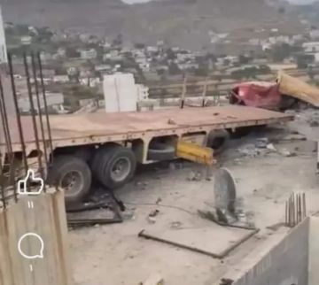 شاحنة تصعد إلى سطح منزل في إب نتيجة السرعة الزائدة .. ونجاة السكان بأعجوبة (صورة)