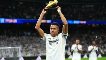 مبابي يحتفل بالحذاء الذهبي وسط جماهير البرنابيو مبابي يحتفل بالحذاء الذهبي وسط جماهير البرنابيو