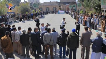 وقفة لقيادة وموظفي وزارة الكهرباء والمياه مباركة للإنجاز الأمني في ضبط خلية التجسس وقفة لقيادة وموظفي وزارة الكهرباء والمياه مباركة للإنجاز الأمني في ضبط خلية التجسس