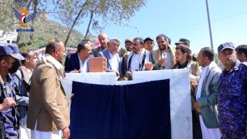 تدشين العمل بمشروع استكمال أعمال الرصف الخرساني في طريق إب - العدين