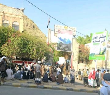 جرحى تعز يغلقون مبنى الجوازات ويهددون بتصعيد احتجاجاتهم جرحى تعز يغلقون مبنى الجوازات ويهددون بتصعيد احتجاجاتهم