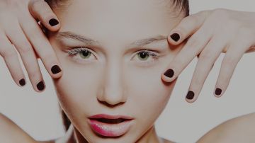 (أظافر القهوة).. (ترند) يسيطر على إطلالات الخريف (أظافر القهوة).. (ترند) يسيطر على إطلالات الخريف