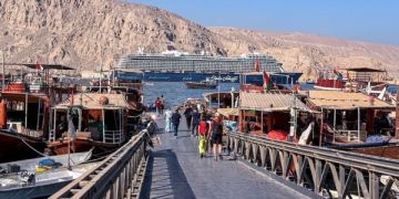 ميناء عماني يستقبل سفينة على متنها 2472 سائحا