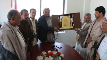 قيادة المنطقة العسكرية الرابعة تكرم القائم بأعمال محافظ تعز