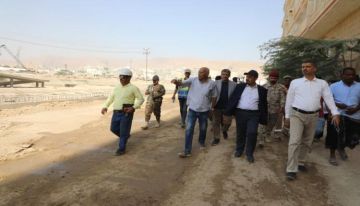محافظ حضرموت يتفقد العمل بمشروع المرحلة الثانية لخور المكلا ويوجه بإزالة العوائق التي تعترض سرعة الانجاز