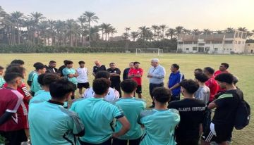 أعضاء وأمين عام الاتحاد اليمني لكرة القدم يلتقون المنتخب الأولمبي قبل البدء بمعسكر القاهرة