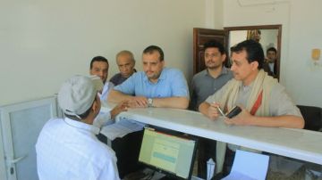 القائم بأعمال وزير الاقتصاد يطلع على سير العمل بمكتب الوزارة في الحديدة القائم بأعمال وزير الاقتصاد يطلع على سير العمل بمكتب الوزارة في الحديدة