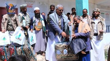 تدشين الزيارات وتوزيع الهدايا لأسر الشهداء بمحافظة ريمة