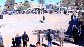 وقفة لمنتسبي فرع هيئة الأراضي في ذمار تنديدا باستمرار المجازر بحق الفلسطينيين