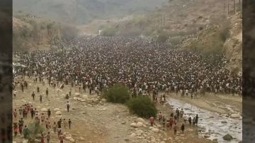 قناة الجزيرة تكشف حقيقة فيديو وصورة متداولة عن تجنيد مهاجرين أفارقة على حدود اليمن والسعودية قناة الجزيرة تكشف حقيقة فيديو وصورة متداولة عن تجنيد مهاجرين أفارقة على حدود اليمن والسعودية