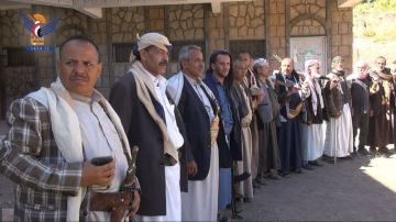 إب.. وقفة مسلحة في عزلة عروان بالسبرة للتأكيد على الجهوزية لمواجهة الأعداء إب.. وقفة مسلحة في عزلة عروان بالسبرة للتأكيد على الجهوزية لمواجهة الأعداء