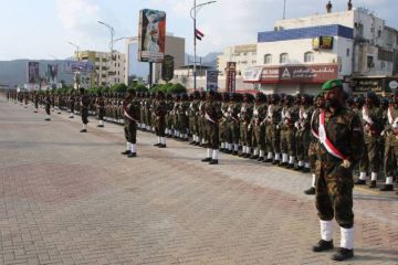 الرئيس الزبيدي يشهد عرضا عسكريا في ساحة العروض