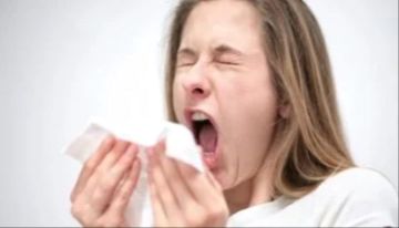 العطس المستمر فى موسم البرد.. كيف توقف نوباته المتكررة بأمان؟