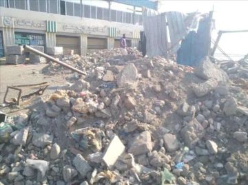 انهيار أمني في عدن.. مسلحون يدمرون وينهبون محطة للمحروقات بالكامل